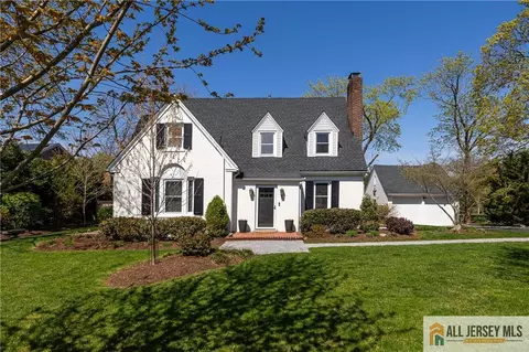 25 Hillcrest Dr, Piscataway, NJ 08854