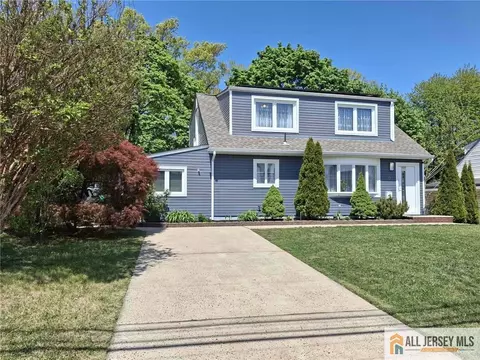 47 Kendall Dr, Parlin, NJ 08859