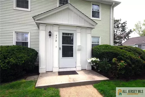 97 Glenwood Ln #B, Monroe, NJ 08831