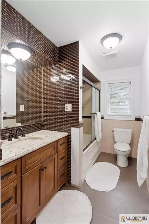 Bath - 178 Jeff St, Edison, NJ 08837 photo 1 of 2