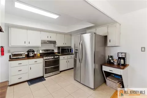Kitchen - 178 Jeff St, Edison, NJ 08837 photo 2 of 2
