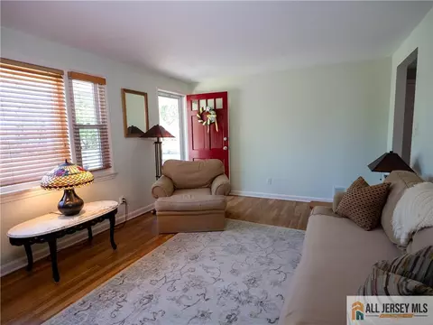 Entry Way - 917 Mountain Ave, Middlesex, NJ 08846 photo 1 of 3