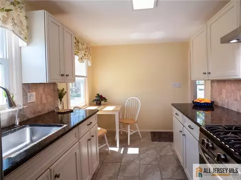 Kitchen - 917 Mountain Ave, Middlesex, NJ 08846 photo 2 of 2