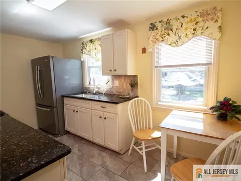 Kitchen - 917 Mountain Ave, Middlesex, NJ 08846 photo 1 of 2
