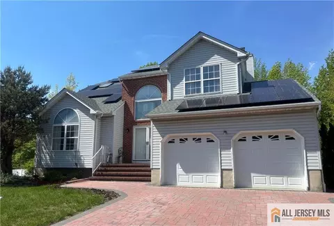 28 Glynn Ct, Parlin, NJ 08859