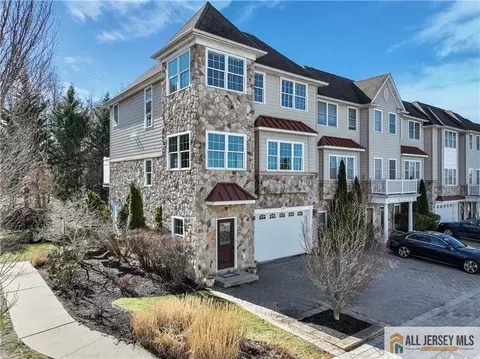 12 White Oak Ln #112, Matawan, NJ 07747
