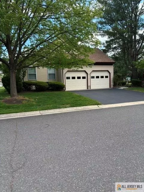 2 Ethan Allen Dr, Monroe, NJ 08831