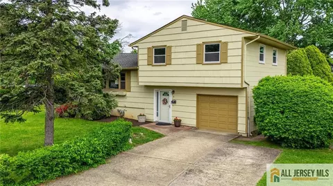 2 Moryan Rd, Edison, NJ 08817