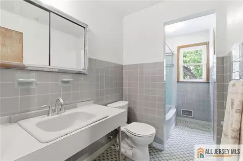 Bath - 2 Moryan Rd, Edison, NJ 08817 photo 2 of 3