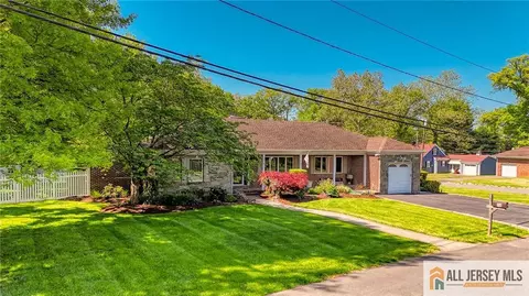 14 Taylor Dr, New Brunswick, NJ 08901