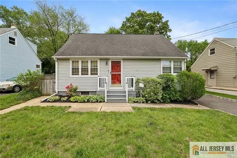 8 Parkway Pl, Parlin, NJ 08859