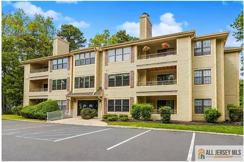 612 Chester Ct, Helmetta, NJ 08828