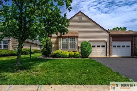 4 Martin Van Buren Dr #B, Monroe, NJ 08831