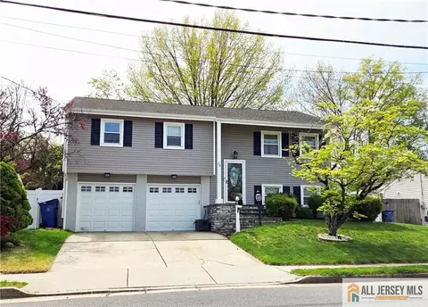 16 10th Ave, Monroe, NJ 08831