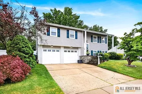 16 10th Ave, Monroe, NJ 08831