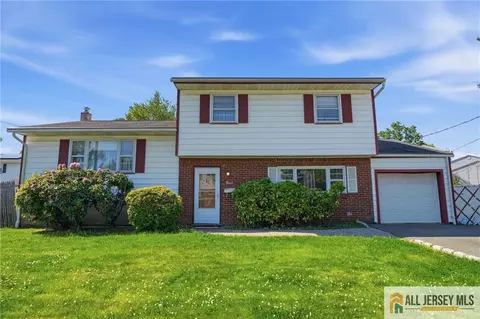 11 Reo Ct, Colonia, NJ 07067