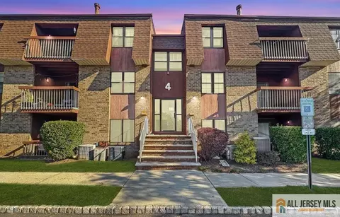 39 Powderhorn Ct, Woodbridge, NJ 07095