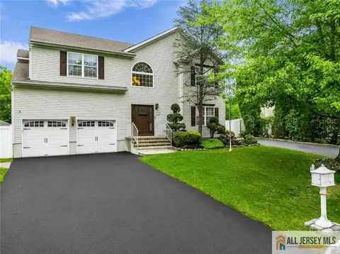 26 Carrington Ct, Matawan, NJ 07747