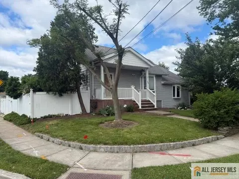 26 West St, Colonia, NJ 07067