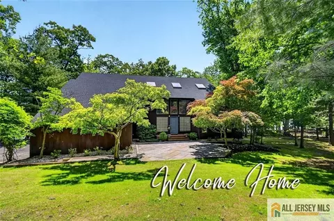 5 Pershing Ct, North Brunswick, NJ 08902
