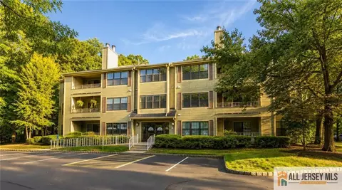 1310 Stoneridge Cir, Helmetta, NJ 08828