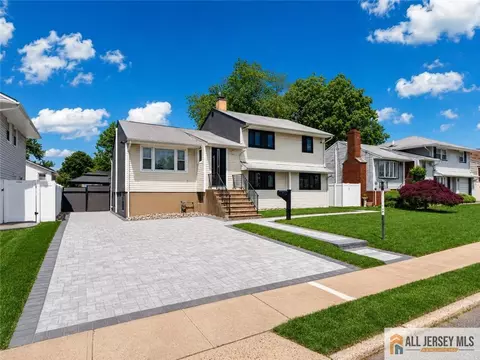 118 Poplar St, Carteret, NJ 07008