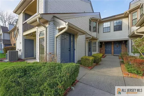 207 Sunshine Ct, Parlin, NJ 08859