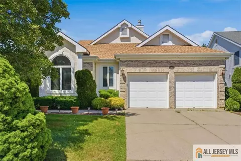 41 Sherwood Dr, Monroe, NJ 08831