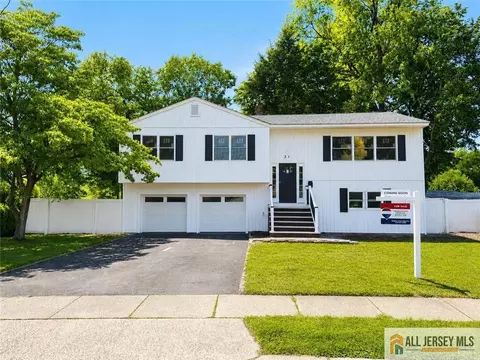 31 Shearn Dr, Middlesex, NJ 08846