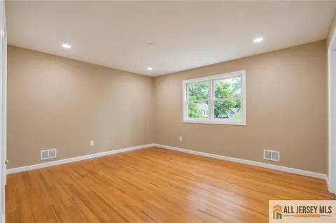 Living - 31 Shearn Dr, Middlesex, NJ 08846 photo 5 of 7