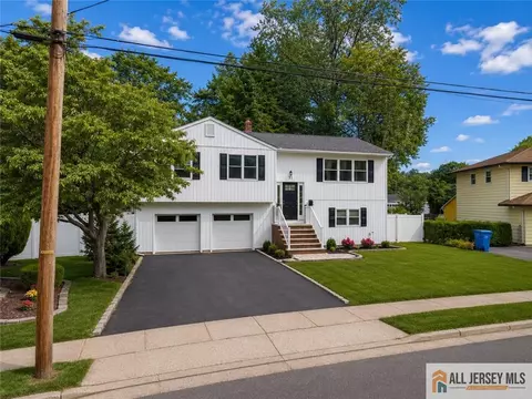 Exterior - 31 Shearn Dr, Middlesex, NJ 08846 photo 2 of 4