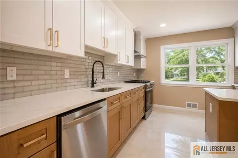 Kitchen - 31 Shearn Dr, Middlesex, NJ 08846 photo 1 of 2