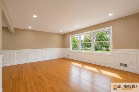 Living - 31 Shearn Dr, Middlesex, NJ 08846 photo 3 of 7