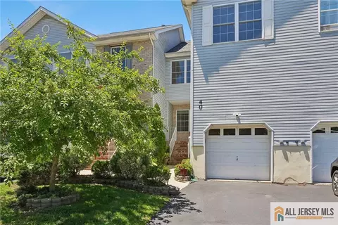 40 Lakeview Dr, Helmetta, NJ 08828
