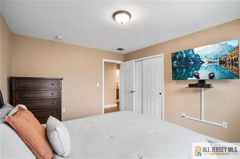 Bedroom - 32 E Summit Ave, Sewaren, NJ 07077 photo 5 of 10