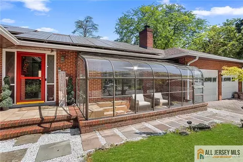 88 Tall Oaks Dr, East Brunswick, NJ 08816