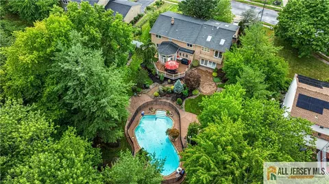 6 Limoli Ct, Edison, NJ 08820