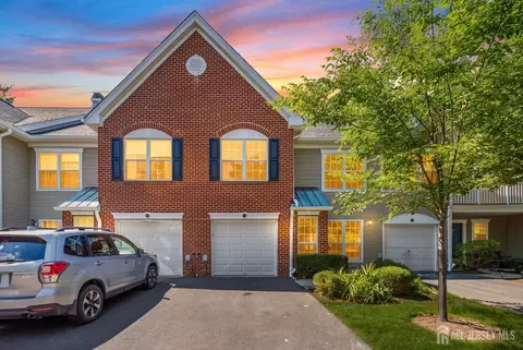 16 Lee Ct #405, Plainsboro, NJ 08536