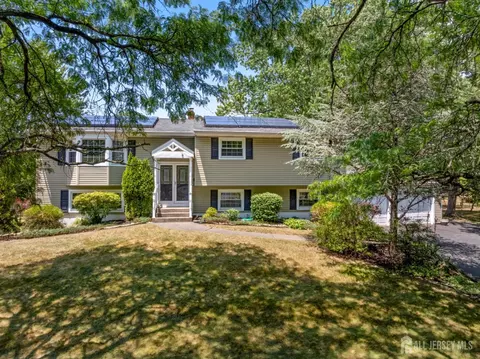 5 Yale Ct, East Brunswick, NJ 08816