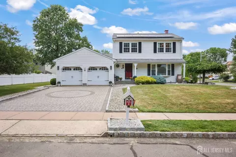 40 Staghorn Dr, North Brunswick, NJ 08902