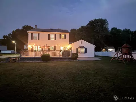 40 Staghorn Dr, North Brunswick, NJ 08902