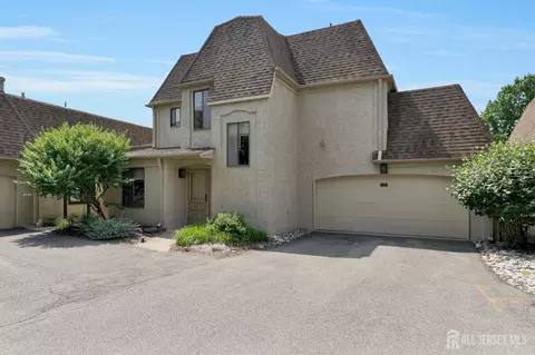 12 Carriage Pl, Edison, NJ 08820