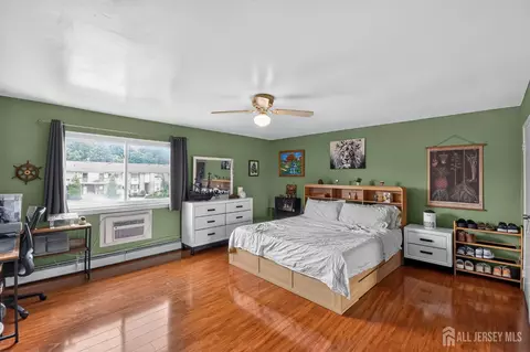 1008 Cricket Ln, Woodbridge, NJ 07095