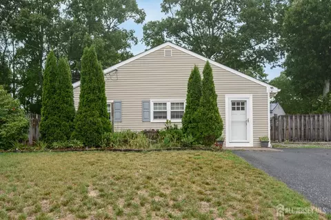 318 Hemlock Dr, Lacey, NJ 08734