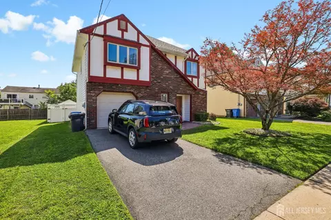 6 Weston St, Metuchen, NJ 08840