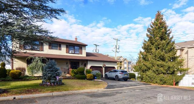 27 Henley St, Woodbridge, NJ 07095