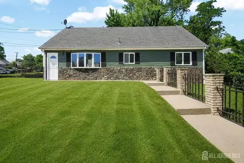 2 Kendall Dr, Parlin, NJ 08859