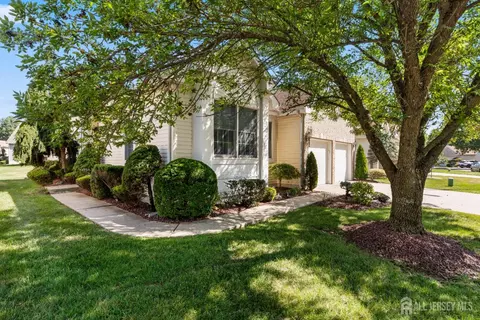9 Westminster Dr, Monroe, NJ 08831