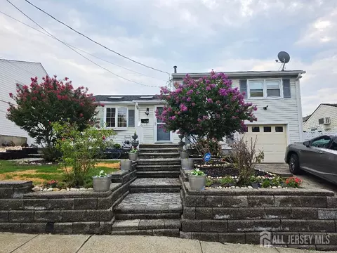 9 Florence Dr, Parlin, NJ 08859