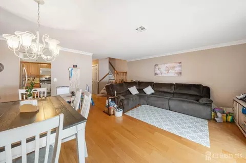 21 Knoll Ct, Matawan, NJ 07747 photo 3